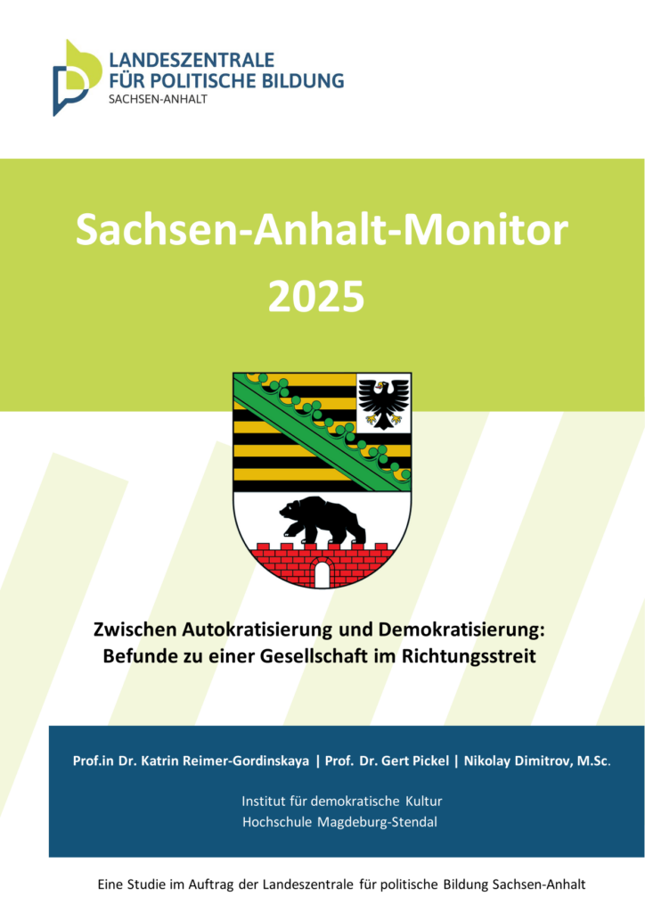 Das Bild zeigt das Cover einer Studie mit dem Titel "Sachsen-Anhalt-Monitor 2025", die sich mit dem Spannungsfeld zwischen Autokratisierung und Demokratisierung in der Gesellschaft auseinandersetzt.
Im Detail zeigt das Bild das Logo der Landeszentrale für politische Bildung Sachsen-Anhalt im oberen linken Bereich, gefolgt vom Titel "Sachsen-Anhalt-Monitor" und der Jahreszahl "2025" in großer, weißer Schrift auf einem hellgrünen Hintergrund. Unterhalb des Titelbereichs ist das Wappen von Sachsen-Anhalt abgebildet, das einen schwarzen Bären auf einer roten Ziegelmauer sowie goldene und schwarze Streifen mit grünen Kränzen und einen schwarzen Adler zeigt. Darunter steht in schwarzer Schrift der Untertitel "Zwischen Autokratisierung und Demokratisierung: Befunde zu einer Gesellschaft im Richtungsstreit". Im unteren Bereich des Bildes, auf einem dunklen, marineblauen Hintergrund, werden die Namen der Autoren der Studie genannt: Prof.in Dr. Katrin Reimer-Gordinskaya, Prof. Dr. Gert Pickel, Nikolay Dimitrov, M.Sc. Es folgen Angaben zum Institut für demokratische Kultur der Hochschule Magdeburg-Stendal. Abschließend wird angegeben, dass es sich um eine Studie im Auftrag der Landeszentrale für politische Bildung Sachsen-Anhalt handelt. Die Atmosphäre des Bildes ist seriös und informativ, was durch die formale Gestaltung und die Verwendung des Wappensymbols unterstrichen wird